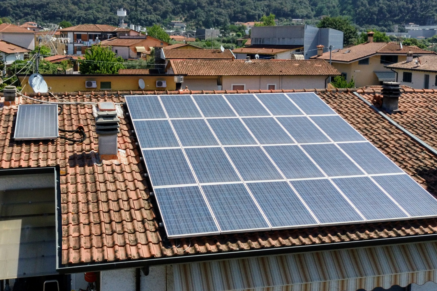 Installazione impianto fotovoltaico su tetto in Sardegna