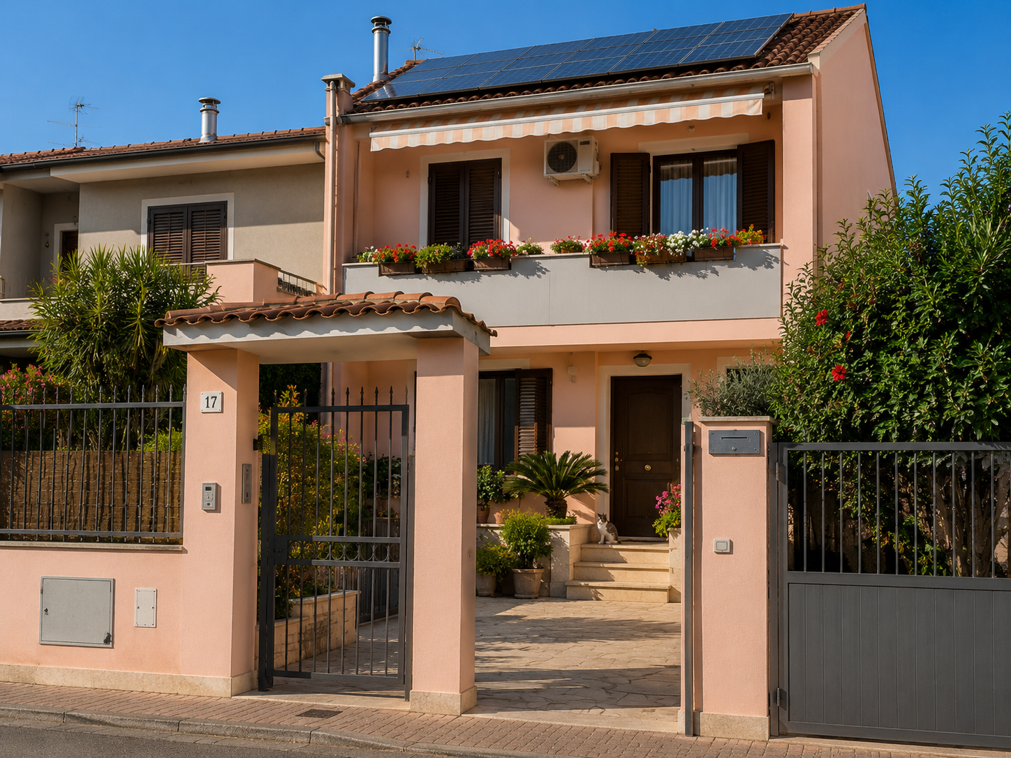 Tetto con pannelli fotovoltaici in Sardegna